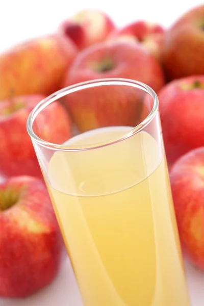 Apple juice and many red apples — Stock Photo, Image