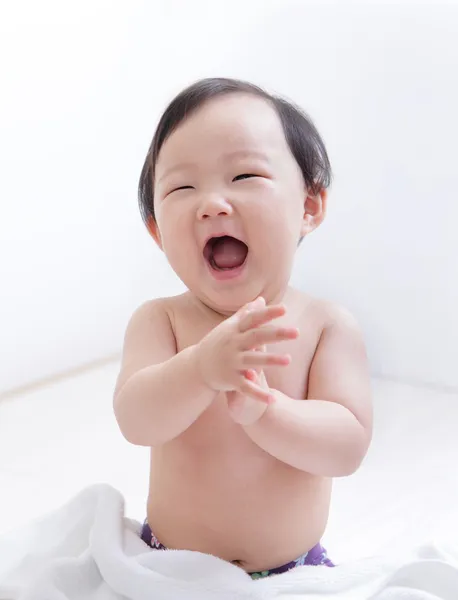 Upphetsad söt baby leende ansikte — Stockfoto