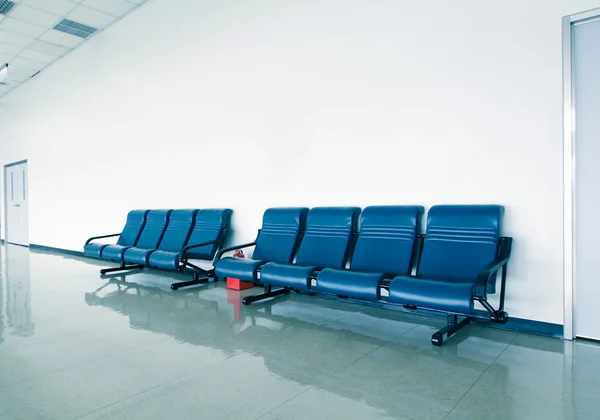 Büroflur mit blauen Stühlen — Stockfoto