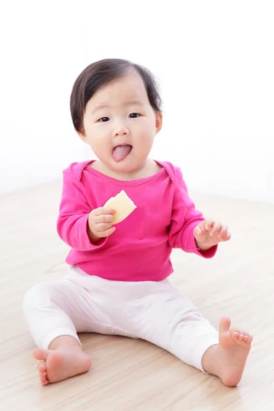 Kız bebek kurabiye yemek — Stok fotoğraf