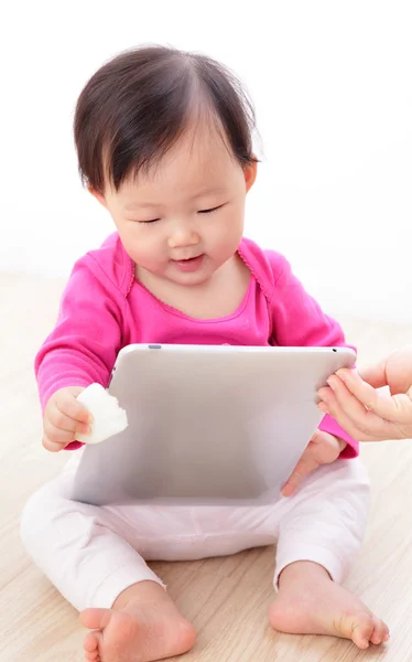 Dziewczyna noworodek szczęśliwy grać tabliczka pc — Zdjęcie stockowe