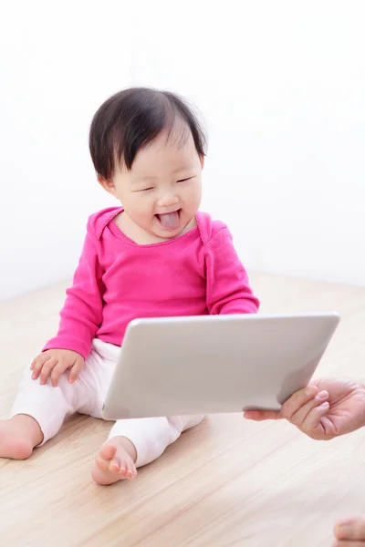 Dziecko dziewczynka podekscytowany oglądania komputera typu tablet — Zdjęcie stockowe