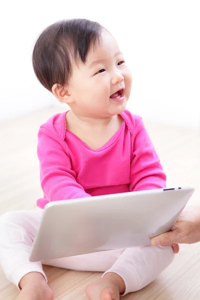 Baby meisje gelukkig spelen tablet pc — Stockfoto