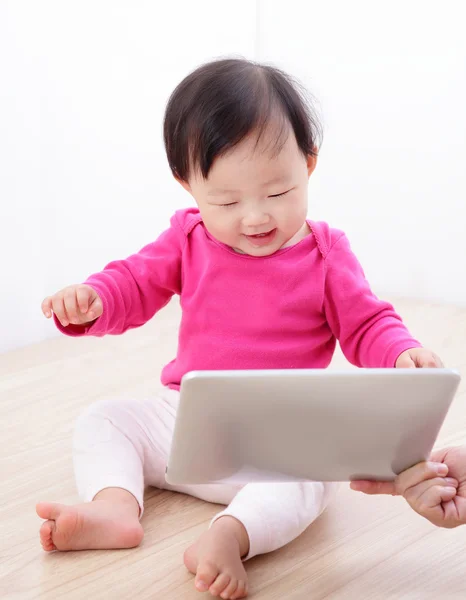 Menina bebê feliz assistir tablet PC — Fotografia de Stock