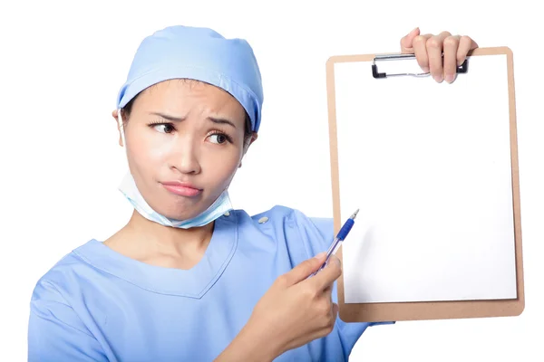 Doctora mostrando historial médico en blanco — Foto de Stock