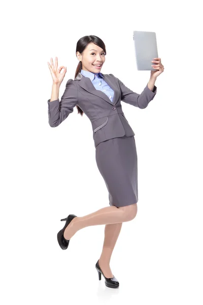 Žena s tablet pc a ok rukou znamení — Stock fotografie