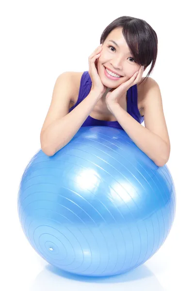 Mujer sonriendo apoyada en la pelota de pilates —  Fotos de Stock