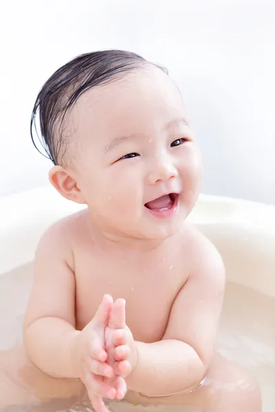 Mignonne bébé fille prendre un bain — Photo