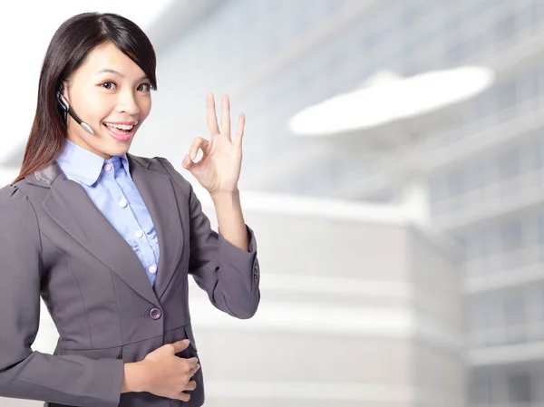 Telefonanbieter im Headset zeigt Okay — Stockfoto