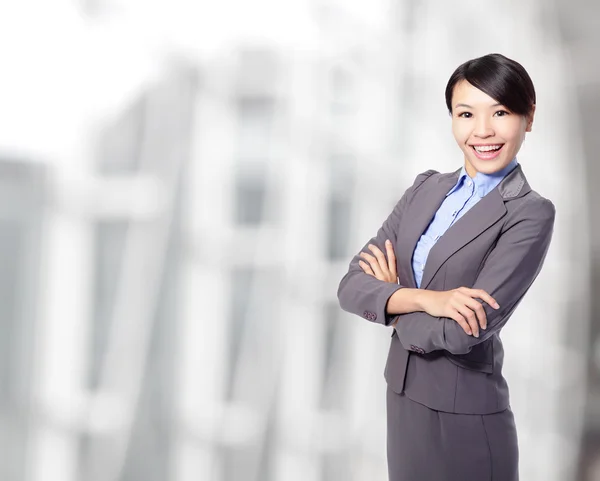 Geschäftsfrau kreuzt im Büro die Arme — Stockfoto