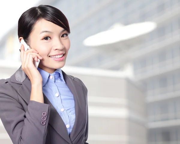 Mulher feliz falando telefone celular — Fotografia de Stock