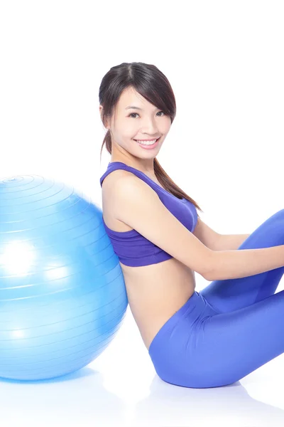 Mulher feliz apoiando-se em uma bola pilates — Fotografia de Stock