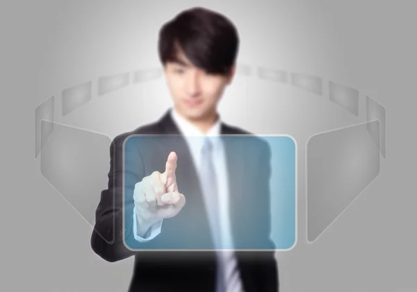 Бизнесмен нажимает кнопку сенсорного экрана — стоковое фото