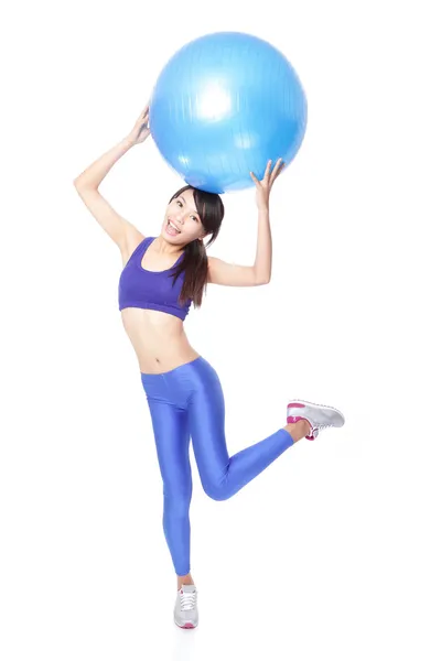Kadın fitness egzersizleri fit ball ile yapıyor — Stok fotoğraf