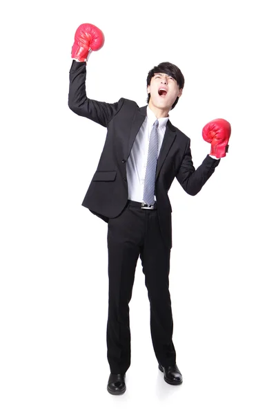 Homme d'affaires portant des gants de boxe dans une pose de victoire et élever salut — Photo