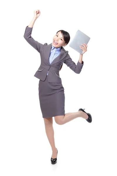 Mujer de negocios emocionada con la tableta PC — Foto de Stock