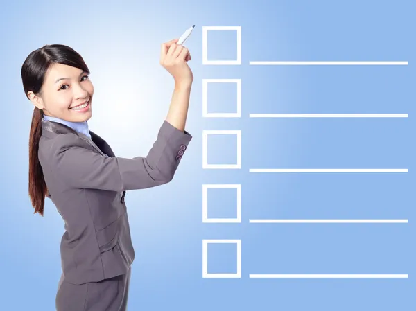 Zakelijke vrouw vullen checklist — Stockfoto