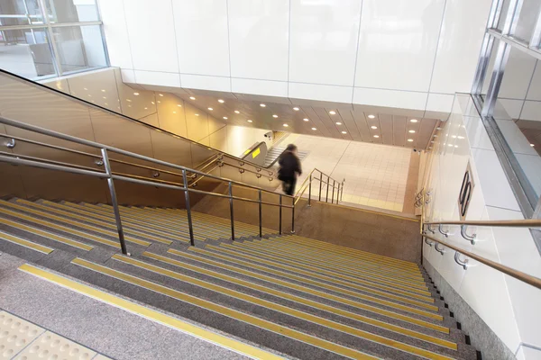 Merdiven bir metro tren istasyonu — Stok fotoğraf