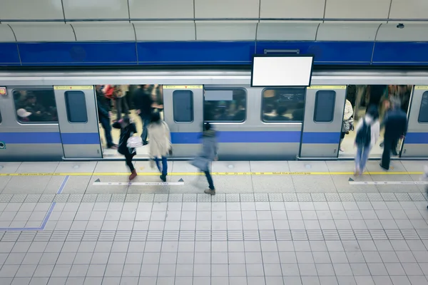 Moving enter carriage at metro station — Stockfoto