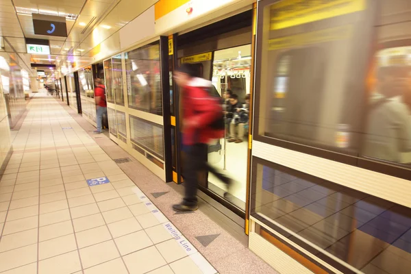 Tren de salida en movimiento en la estación de metro — Foto de Stock