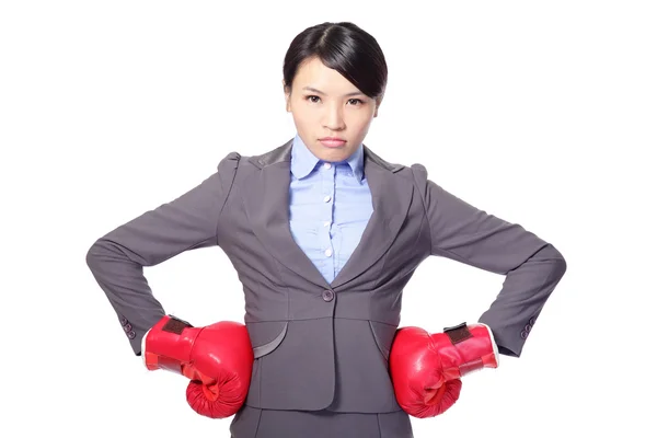 Femme d'affaires avec gants de boxe — Photo