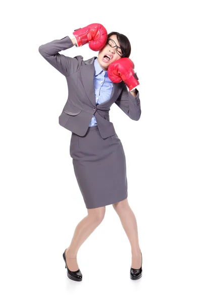 Biznes kobieta boks i pukanie się w dół — Zdjęcie stockowe