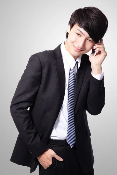 Bonito jovem homem de negócios usando telefone celular — Fotografia de Stock
