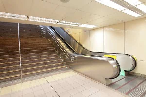 La escalera mecánica que se mueve en una estación de metro — Foto de Stock