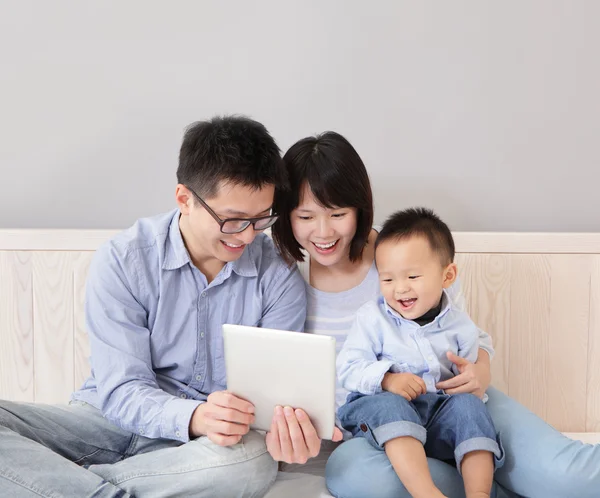 Счастливая семья с помощью планшетного ПК — стоковое фото
