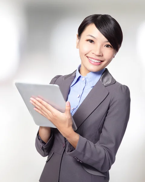 Mulher de negócios segurando um tablet pc — Fotografia de Stock