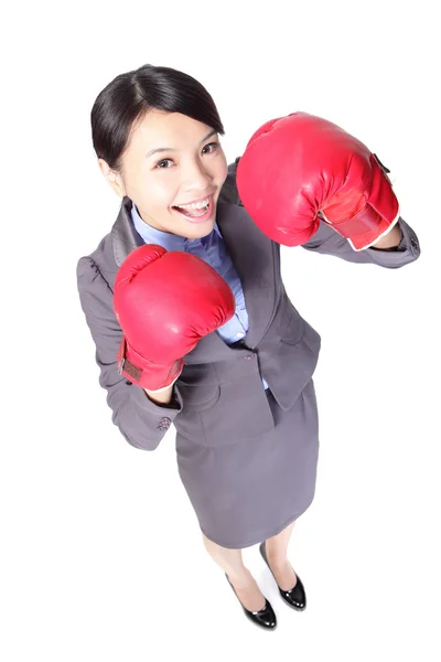 Geschäftsfrau schlägt mit Boxhandschuhen zu — Stockfoto