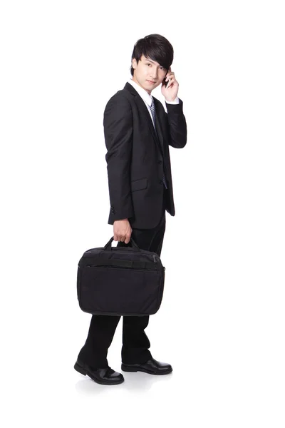 Uomo d'affari che cammina mentre parla cellulare phon — Foto Stock