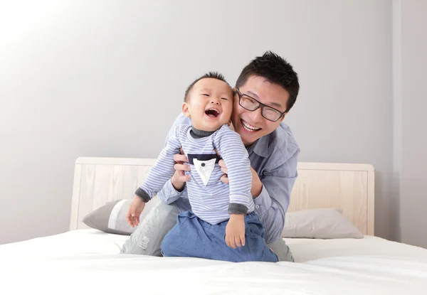 Молодой отец играет с сыном мальчиком — стоковое фото