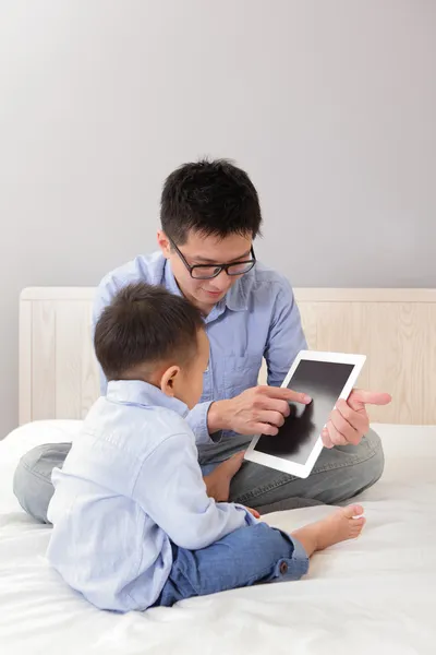 父亲和儿子使用 tablet pc — 图库照片