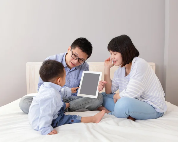 Família feliz usando tablet pc — Fotografia de Stock