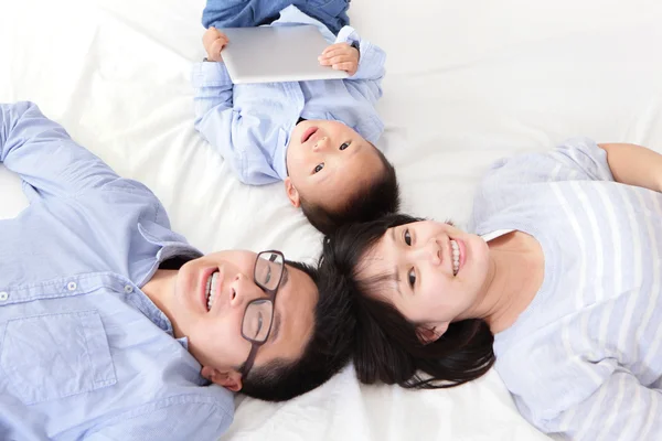 Gebruiken, tablet pc en gelukkige familie — Stockfoto