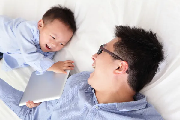 Familia feliz usando la tableta PC — Foto de Stock