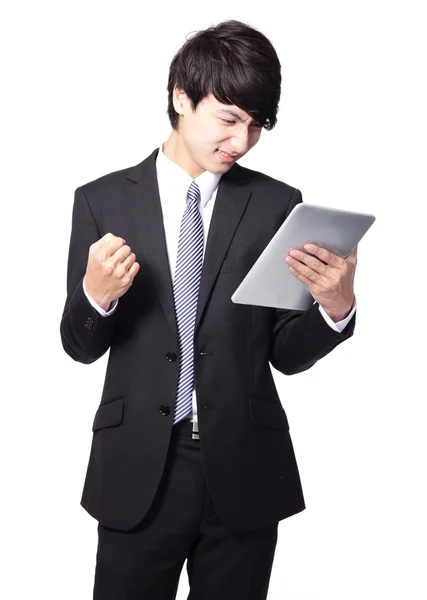 Asiatiska affärsman med pekplatta med irriterad ansikte — Stockfoto