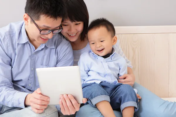 Lykkelig familie som bruker tablett pc – stockfoto