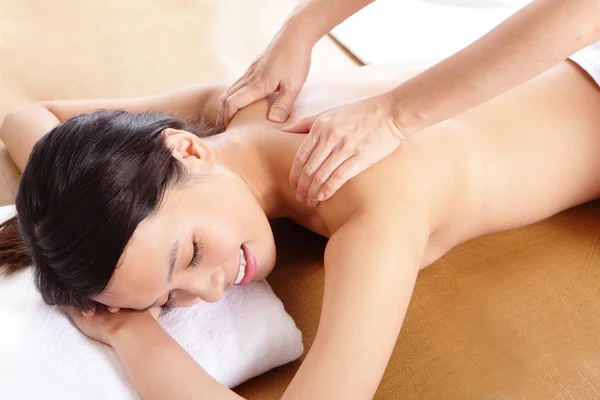 Woman having massage of shoulder — Stock Photo, Image