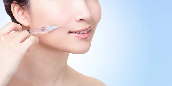 Cosmetische injectie in de vrouwelijke lippen — Stockfoto