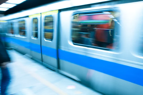 地下鉄の列車は高速で移動します。 — ストック写真