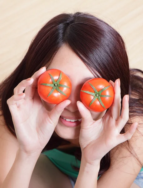 Tomat. rolig tjej visar tomater — Stockfoto
