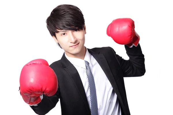 ボクシング グローブとアジア系のビジネスマンの戦い — ストック写真