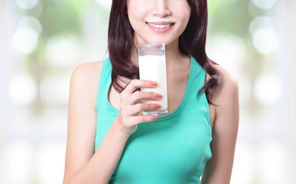 Primer plano de una mujer con leche fresca — Foto de Stock