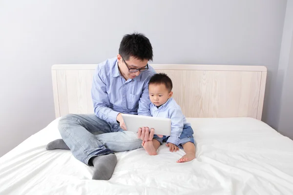 Lycklig familj använder TabletPC — Stockfoto