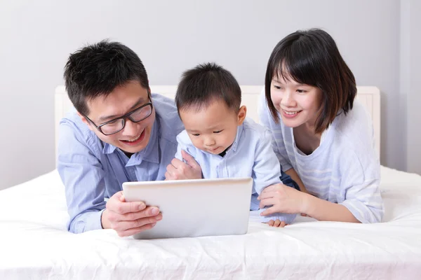 Famiglia felice con bambini a letto — Foto Stock