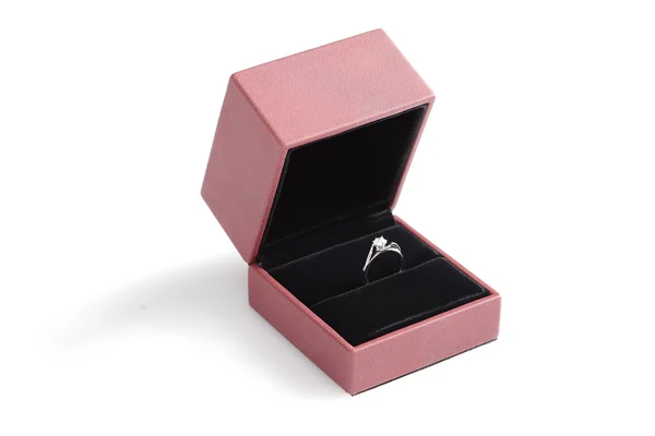 Бриллиантовое кольцо в темной коробке — стоковое фото