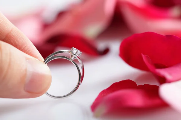 Couple holding diamond ring — Stock Photo, Image