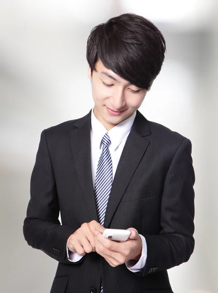 Obchodní člověka dotýká chytrý telefon — Stock fotografie